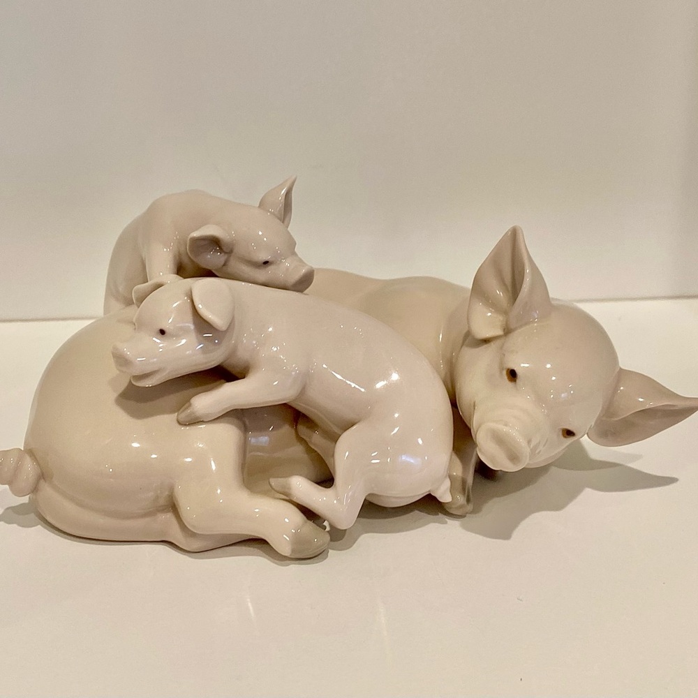 Lladro glazed ceramic Piggy with piglets
